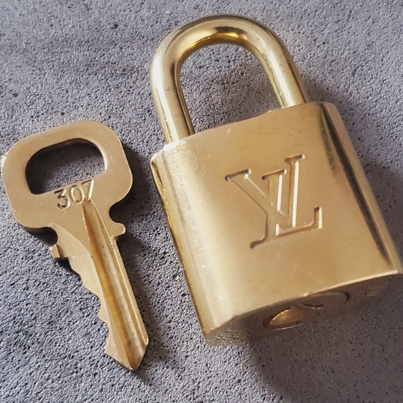 #307 AUthentic LOUIS VUITTON Lock Key Set Padlock Brass Polished Gold Ne… - Picture 7 of 16